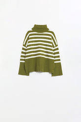 Q2 Maglione oversize verde a collo alto con righe bianche e spacchetti laterali