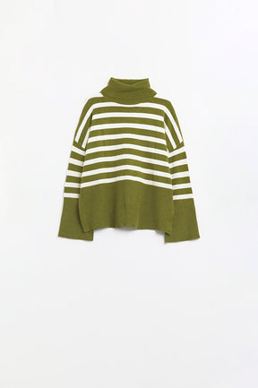 Q2 Maglione oversize verde a collo alto con righe bianche e spacchetti laterali