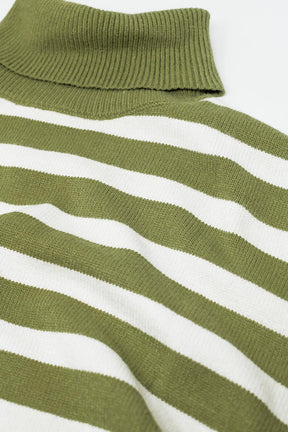 Maglione oversize verde a collo alto con righe bianche e spacchetti laterali
