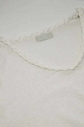 Maglione panna con ampio scollo a V e dettaglio a treccia