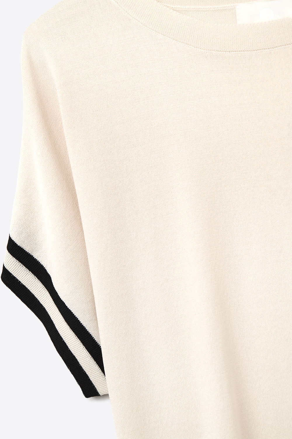 Maglione rilassato in beige con dettagli a contrasto nero