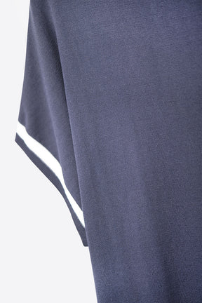 maglione rilassato in blu navy con dettagli a contrasto bianchi