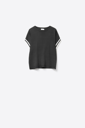 Q2 Maglione rilassato nero con dettagli a contrasto bianco