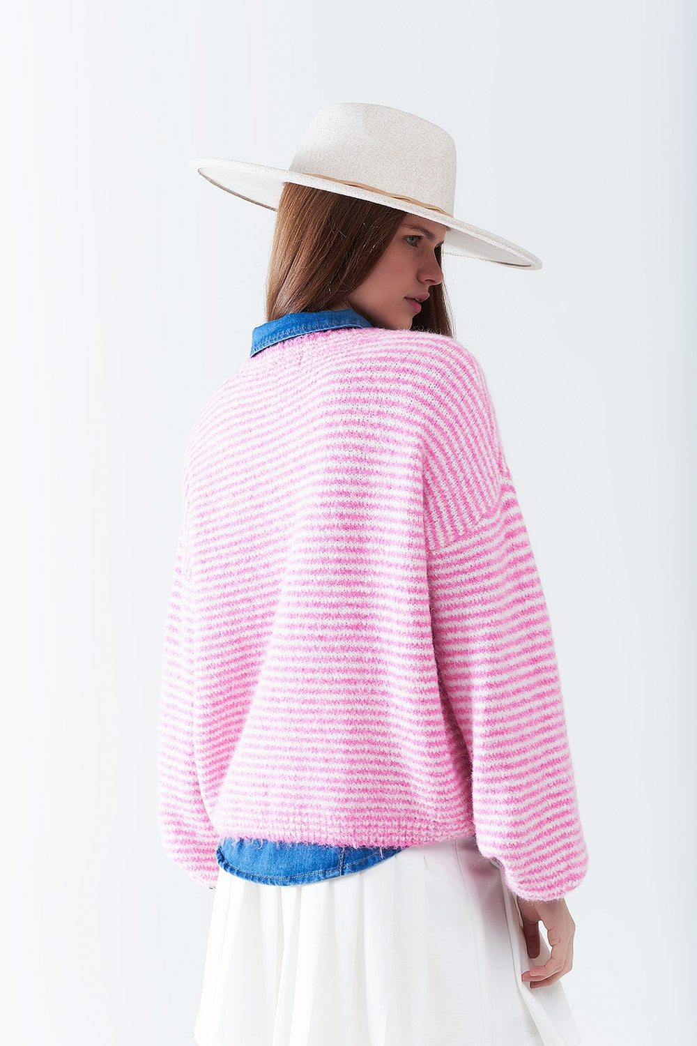 Maglione rosa a righe bianche
