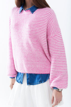 Maglione rosa a righe bianche