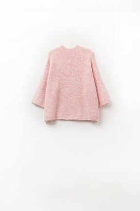 Maglione rosa soffice con maniche a tre quarti e scollo rotondo