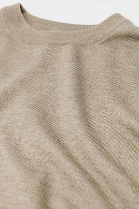 Maglione sciolto a maglia fine di colore beige con scollo rotondo