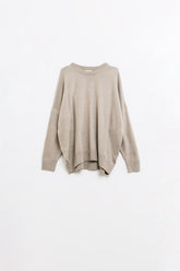 Q2 Maglione sciolto a maglia fine di colore beige con scollo rotondo