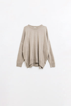 Q2 Maglione sciolto a maglia fine di colore beige con scollo rotondo