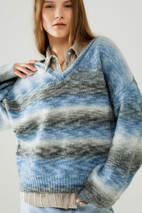 Maglione sciolto con scollo a V e righe blu e grigie