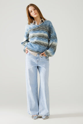 Maglione sciolto con scollo a V e righe blu e grigie