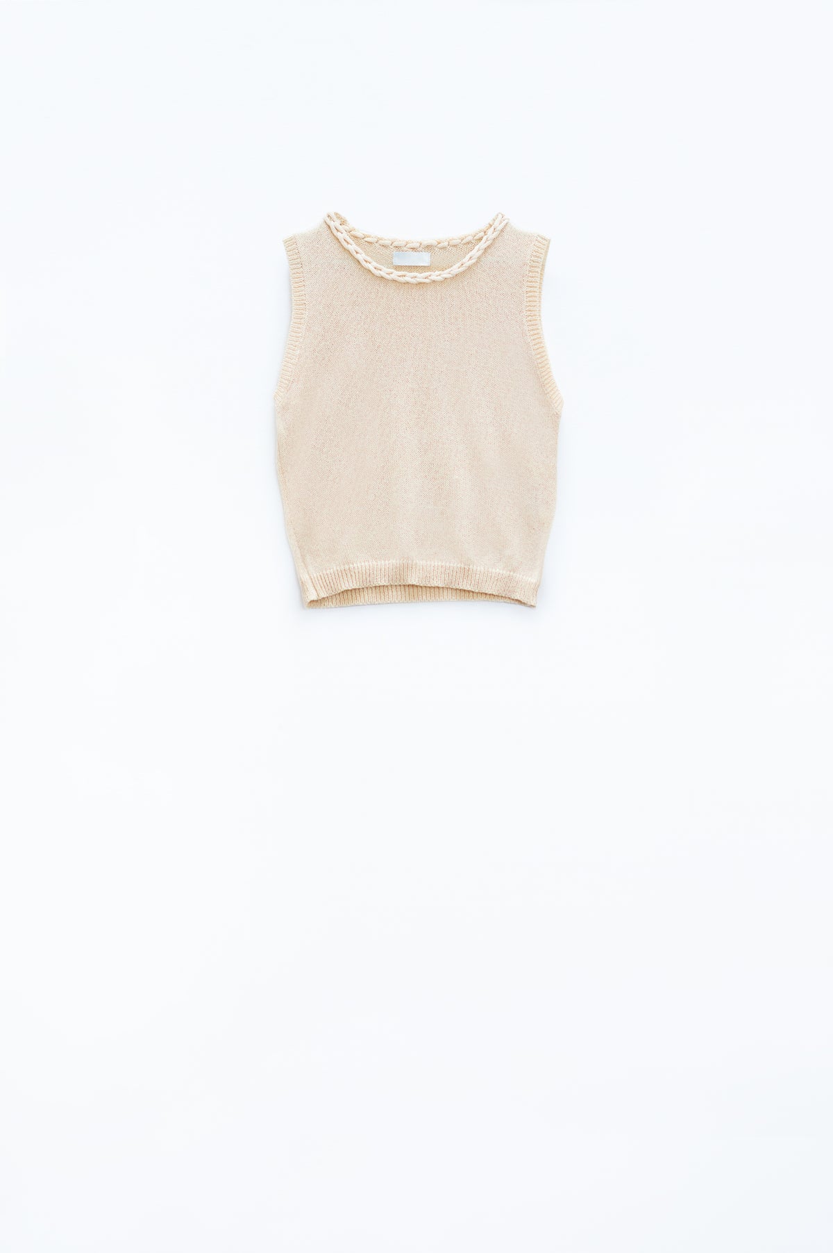 Q2 Maglione senza maniche colore beige con scollo a giro e dettaglio a treccia sulla scollatura