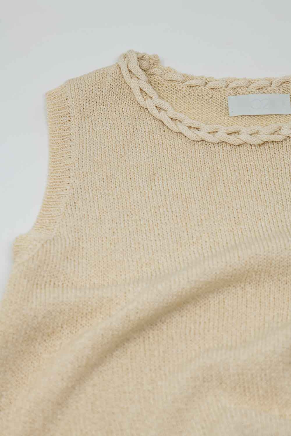 Maglione senza maniche colore beige con scollo a giro e dettaglio a treccia sulla scollatura