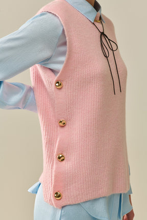 Maglione smanicato rosa con bottoni dorati
