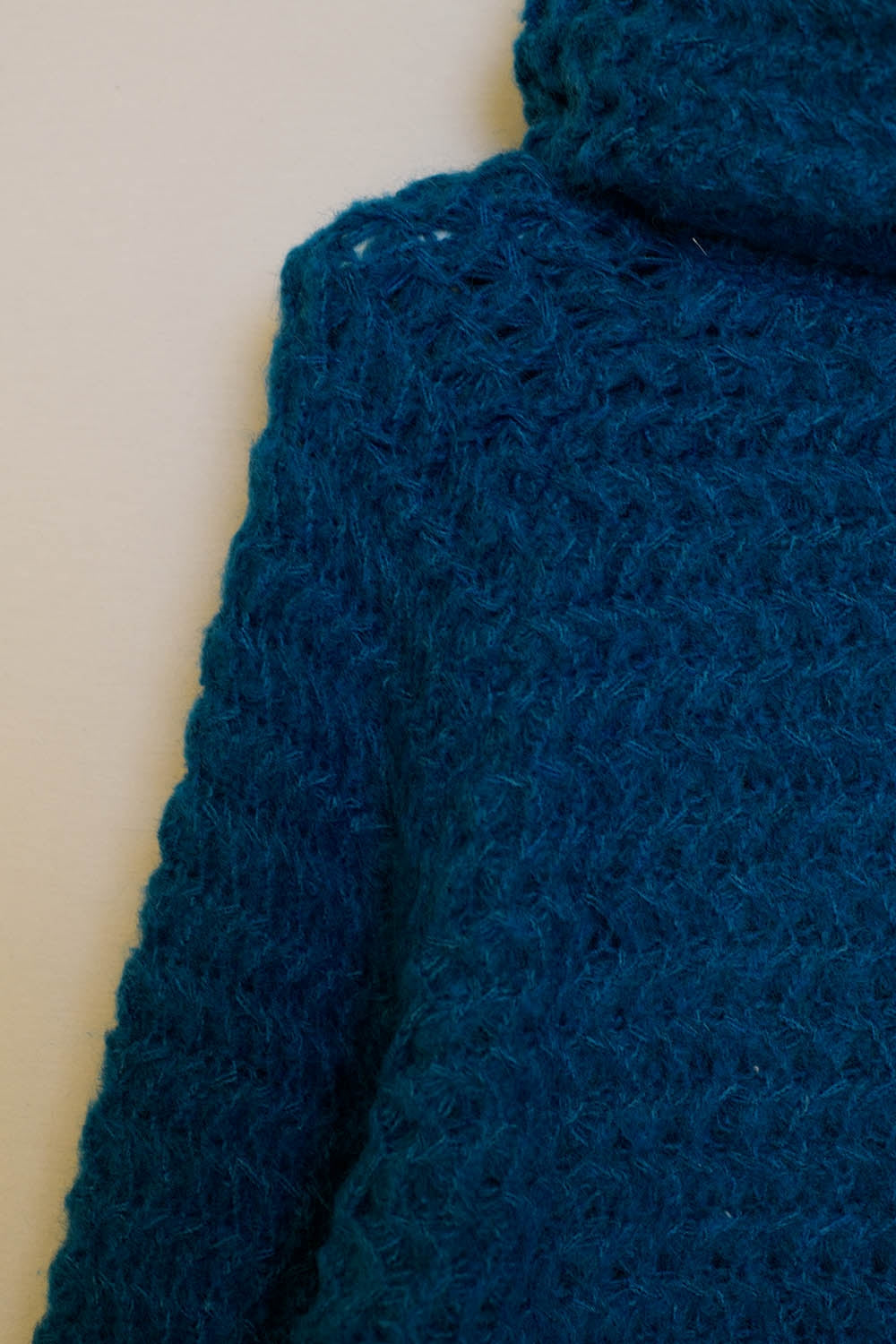 Maglione taglio corto con collo alto di colore blu