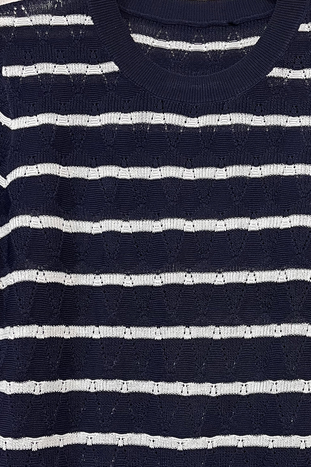 Maglione traforato a maniche corte con strisce bianche color navy.