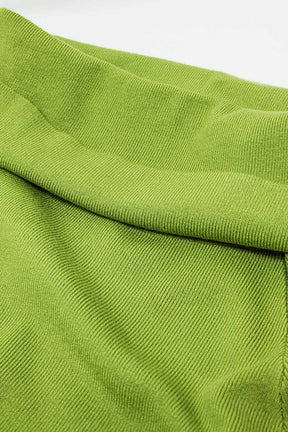maglione verde a maglia fine con ampio collo a barca