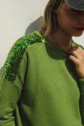 Q2 Maglione verde a maniche lunghe con paillettes sulle spalle