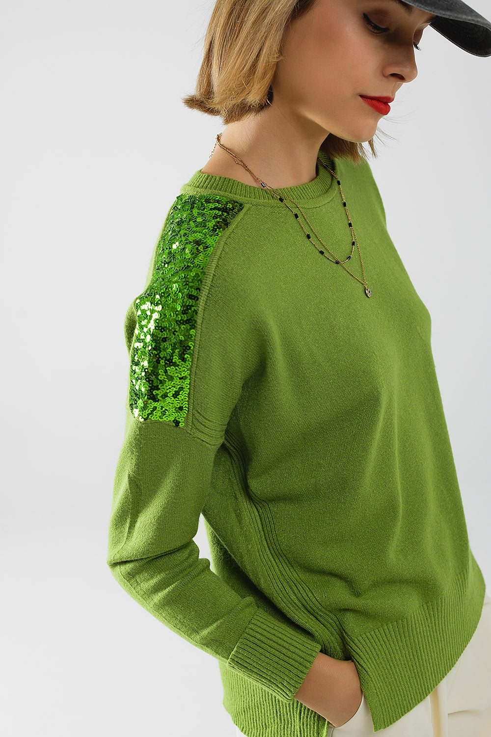 Maglione verde a maniche lunghe con paillettes sulle spalle