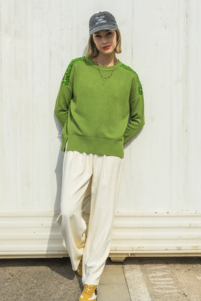 Maglione verde a maniche lunghe con paillettes sulle spalle