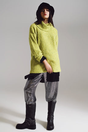 Maglione verde con collo bardot.