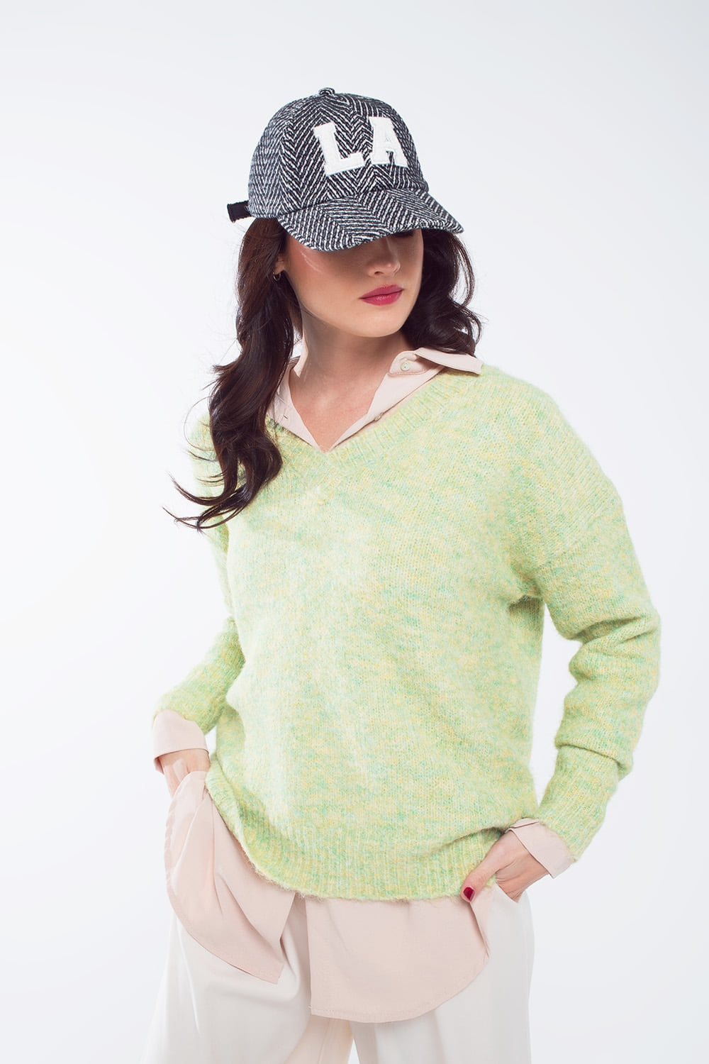 Maglione verde in maglia soffice con scollo a V