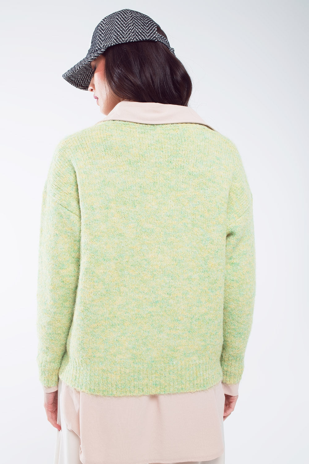 Maglione verde in maglia soffice con scollo a V