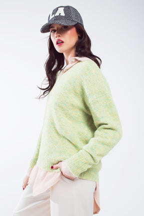 Maglione verde in maglia soffice con scollo a V