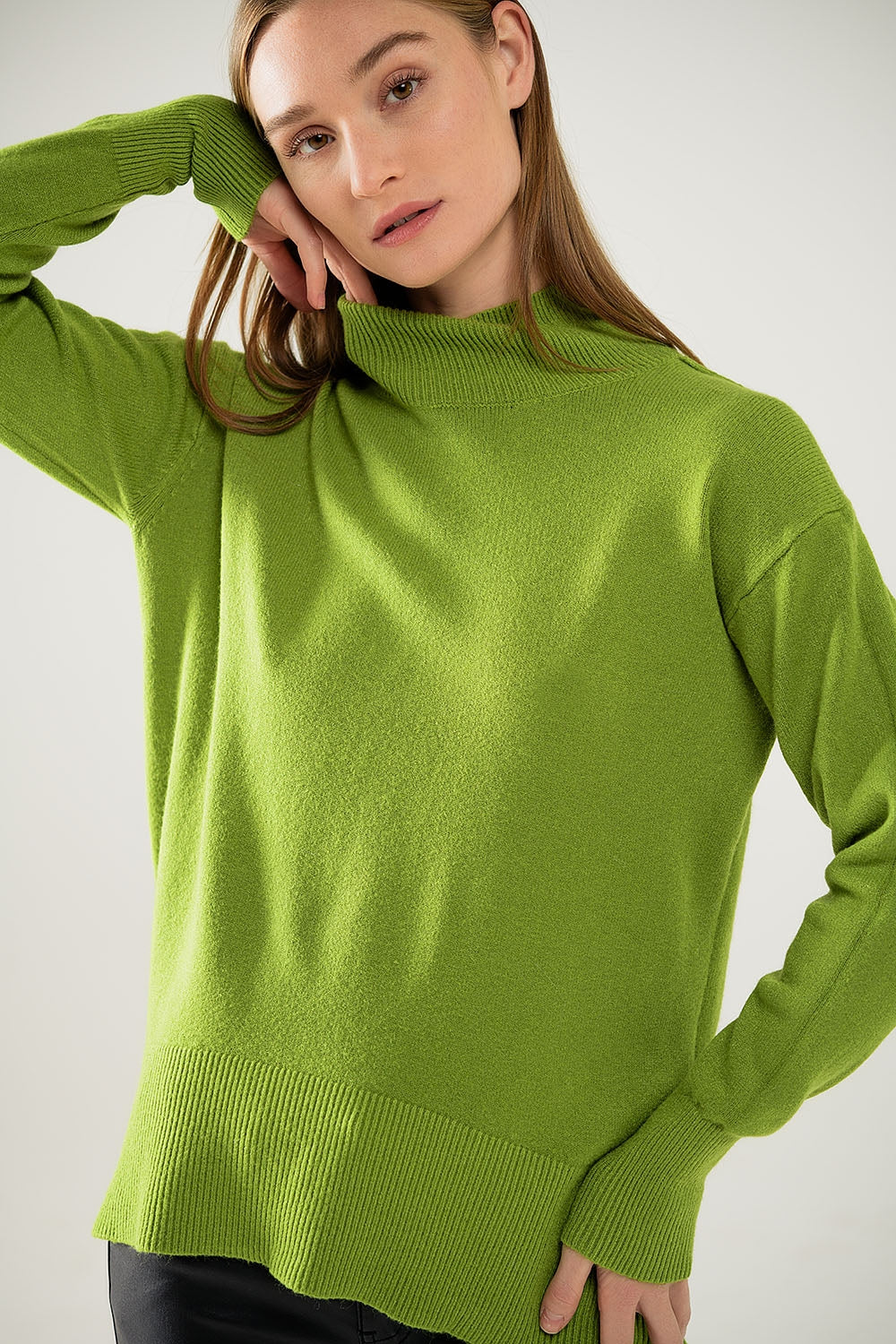 Maglione verde largo con apertura sul retro