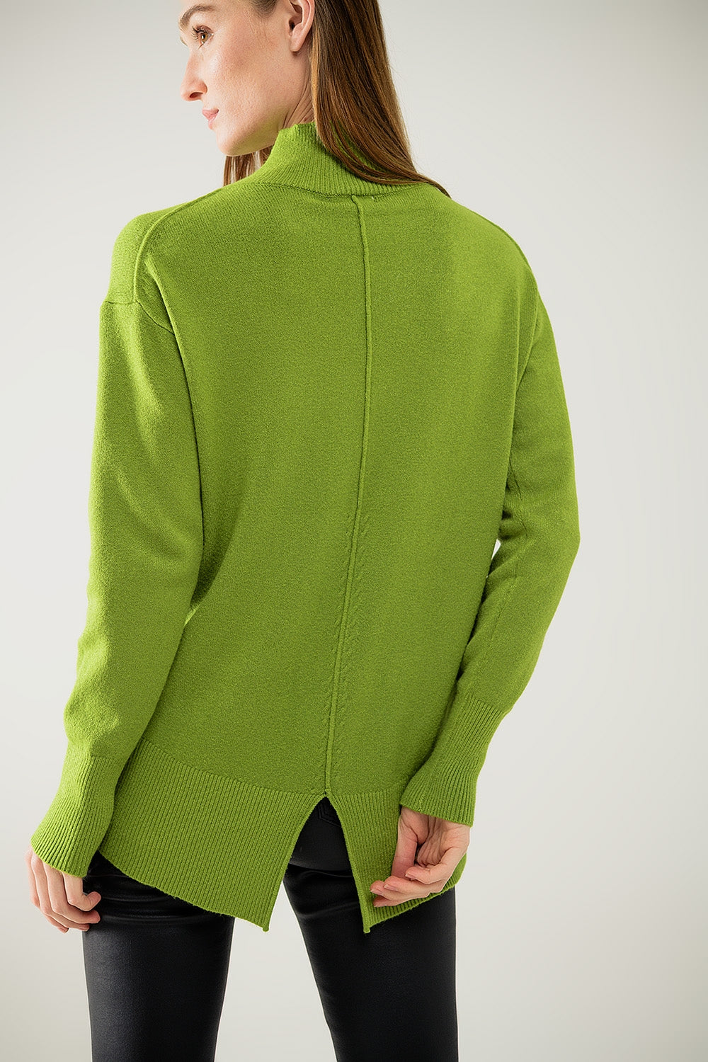 Maglione verde largo con apertura sul retro