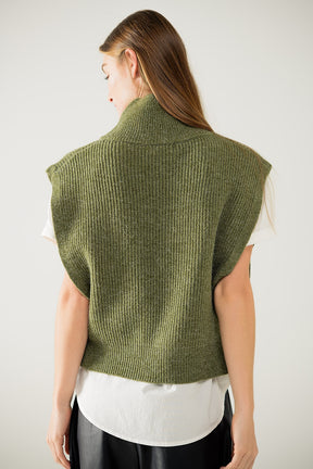 Maglione verde senza maniche a collo alto con chiusura a zip