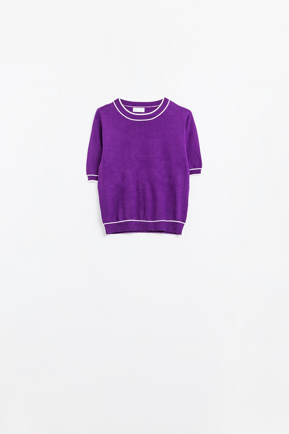 Q2 Maglione viola a maniche corte con dettaglio di linee bianche