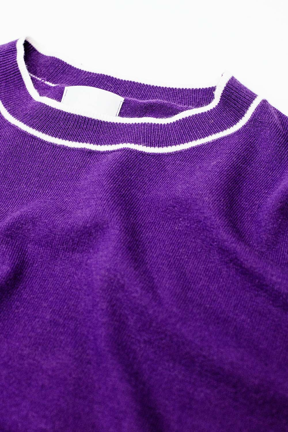 Maglione viola a maniche corte con dettaglio di linee bianche