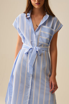 Maxi abito a camicia senza maniche a righe bianche e blu