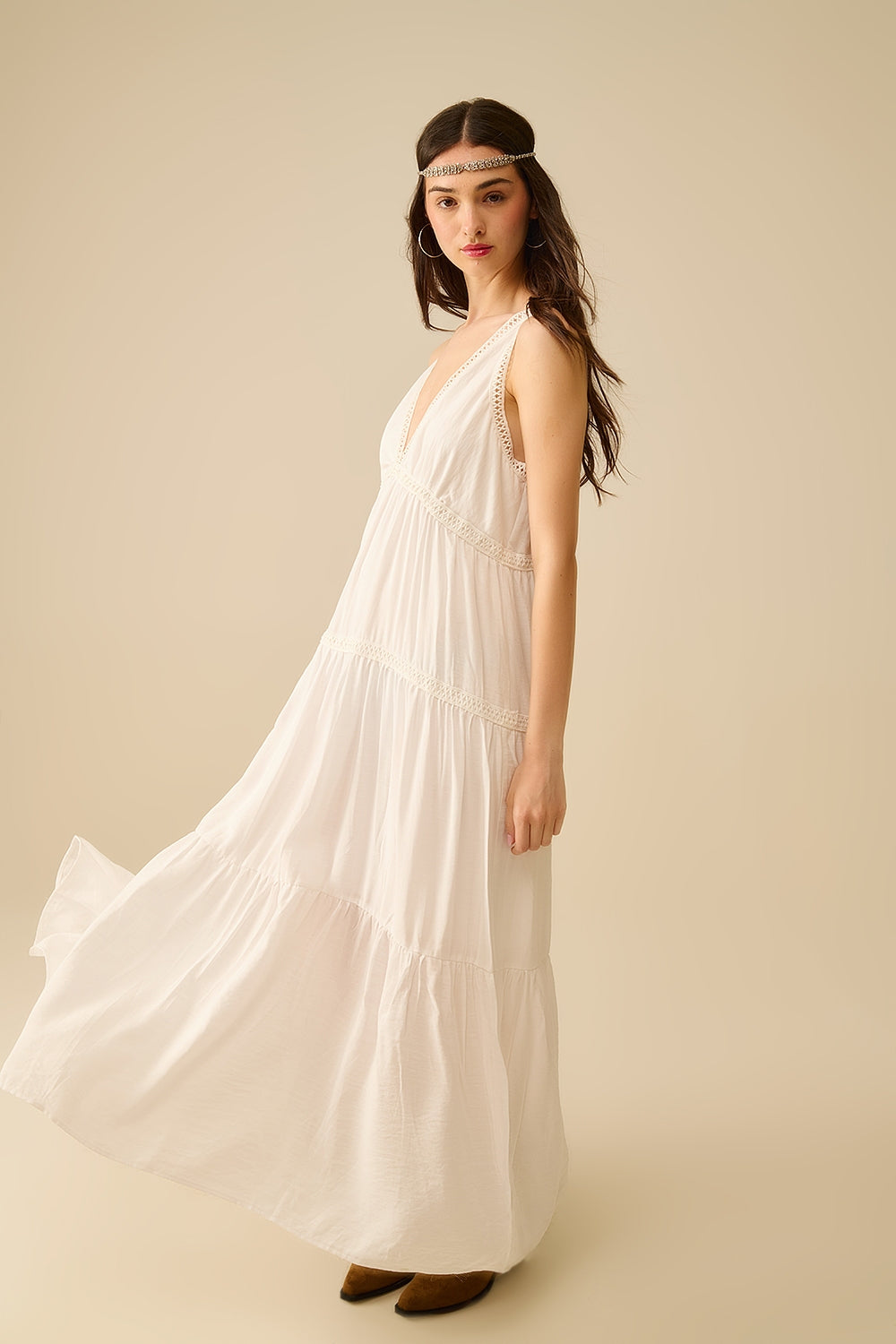 Maxi abito bianco con dettagli in pizzo e stile boho