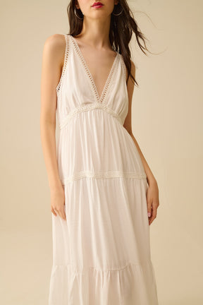 Maxi abito bianco con dettagli in pizzo e stile boho