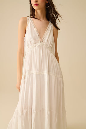 Maxi abito bianco con dettagli in pizzo e stile boho
