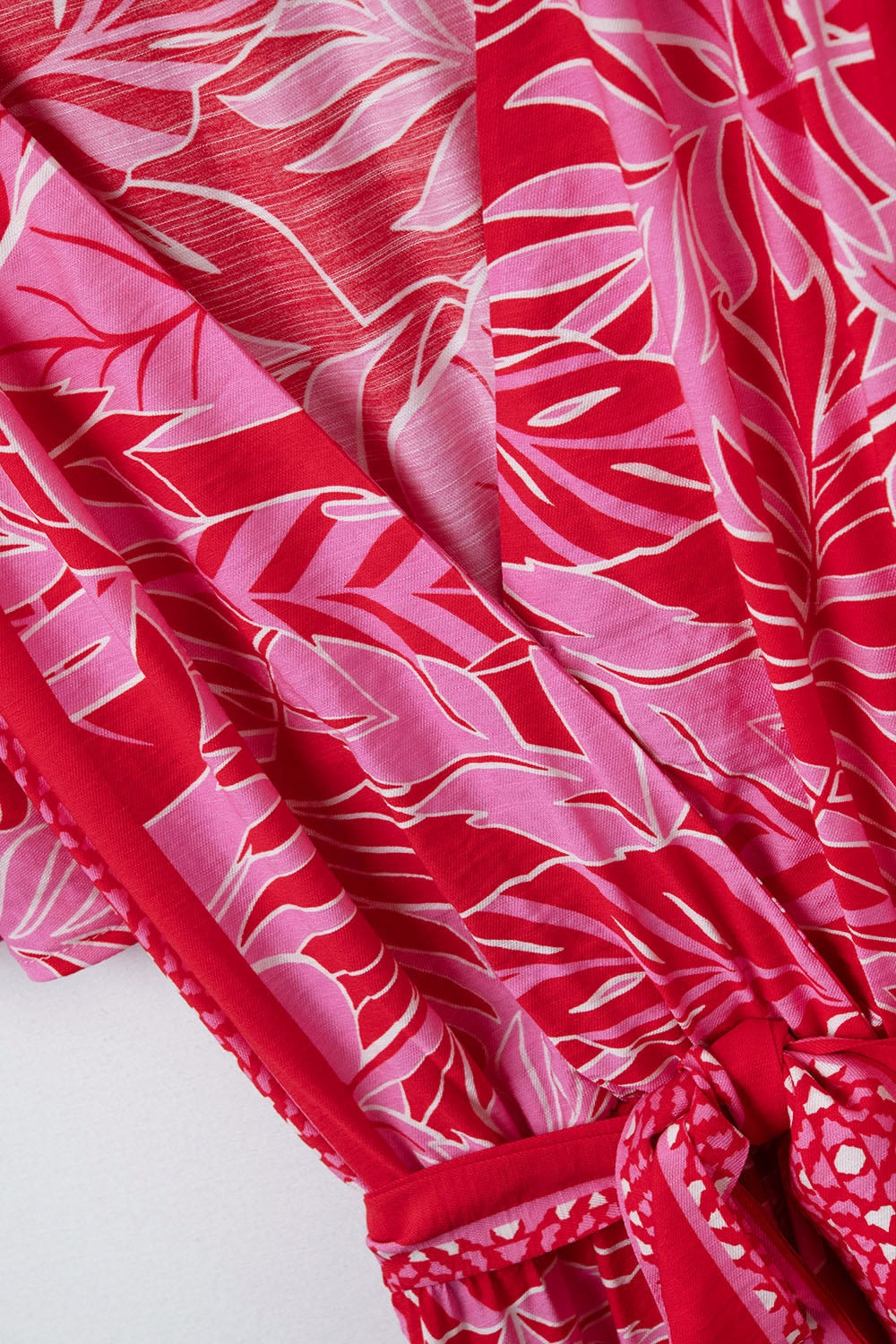 Maxi abito con motivo tropicale e cintura in fucsia