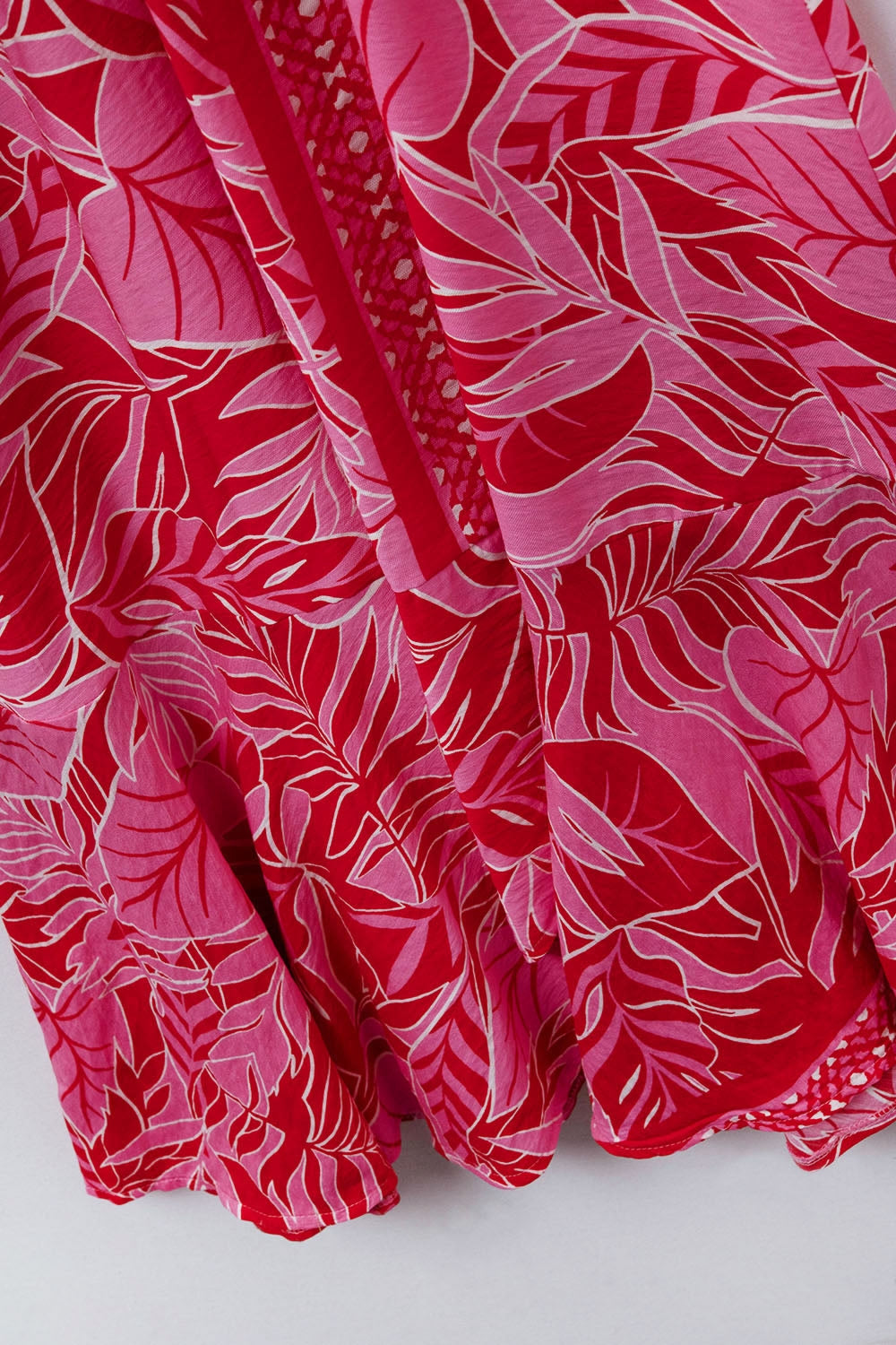 Maxi abito con motivo tropicale e cintura in fucsia