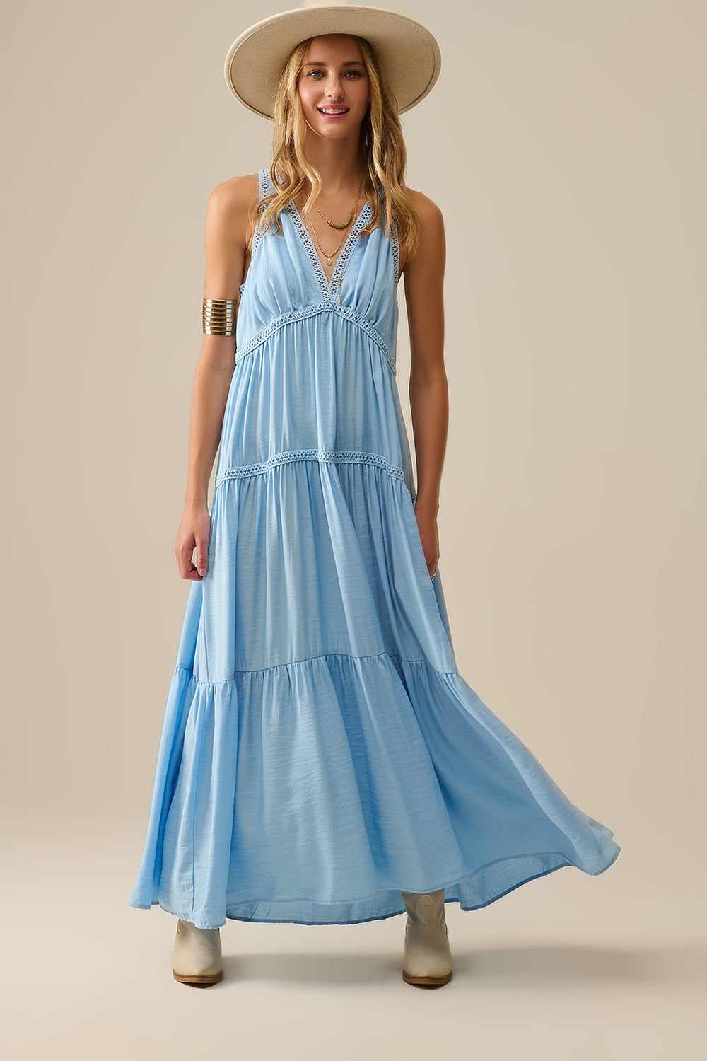 Maxi abito fluido con inserti in pizzo in blu chiaro