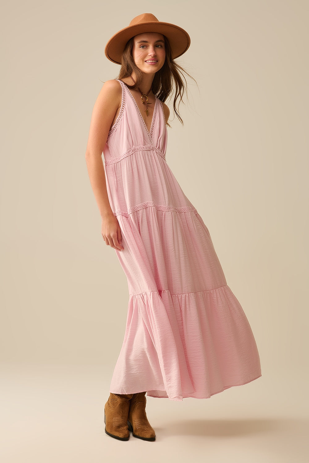 Maxi abito rosa con dettagli in pizzo e stile boho
