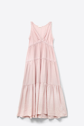 Maxi abito rosa con dettagli in pizzo e stile boho