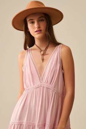 Maxi abito rosa con dettagli in pizzo e stile boho