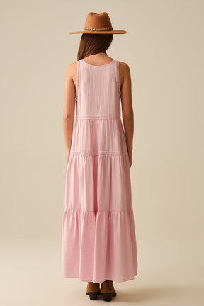Maxi abito rosa con dettagli in pizzo e stile boho