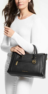 MICHAEL KORS Bauletto nero grande con ciondolo