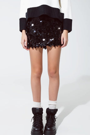 Minigonna con grandi paillettes in nero