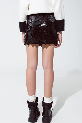 Minigonna con grandi paillettes in nero