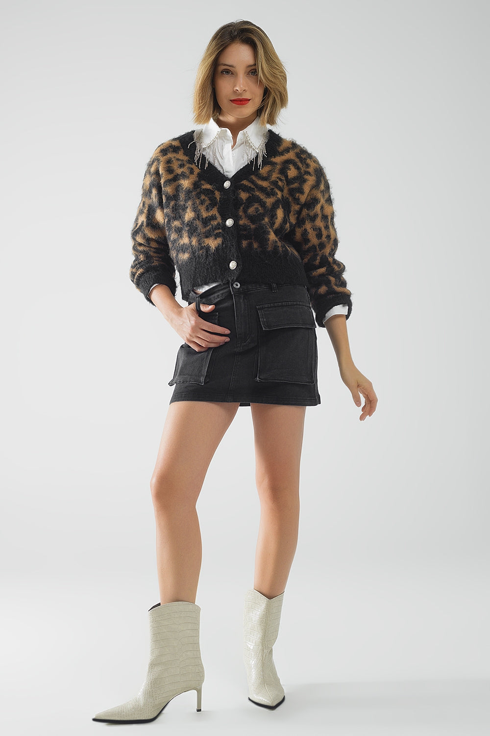 Minigonna in denim nero con tasche cargo