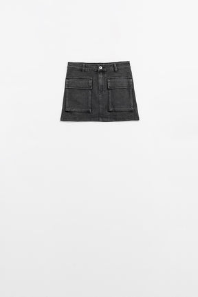 Minigonna in denim nero con tasche cargo