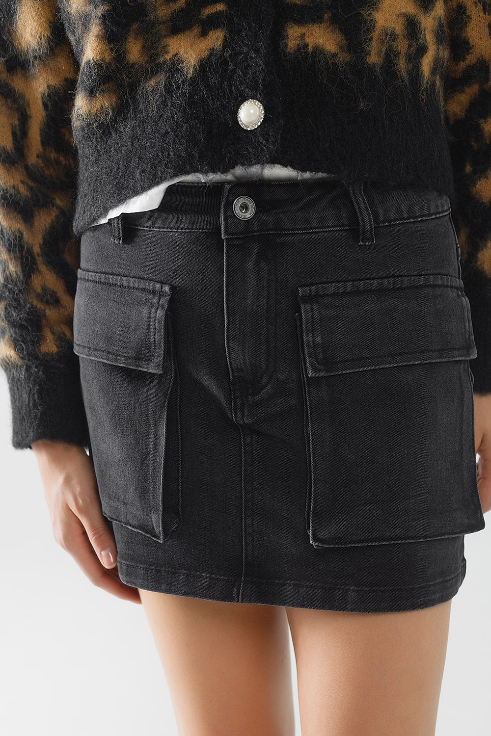Minigonna in denim nero con tasche cargo